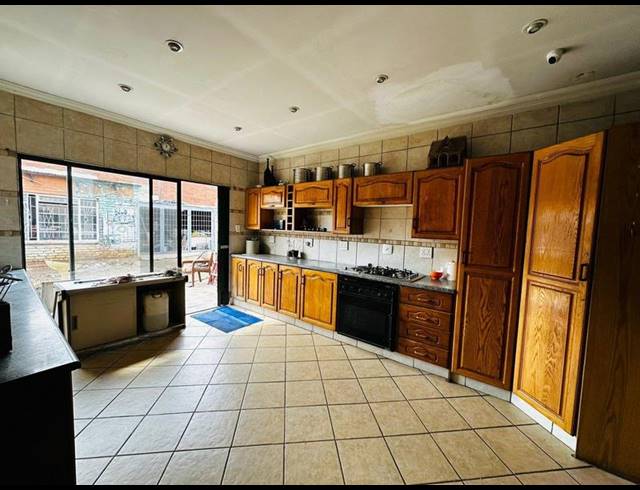 8 BEDROOM HOUSE FOR SALE IN BOKSBURG NORTH